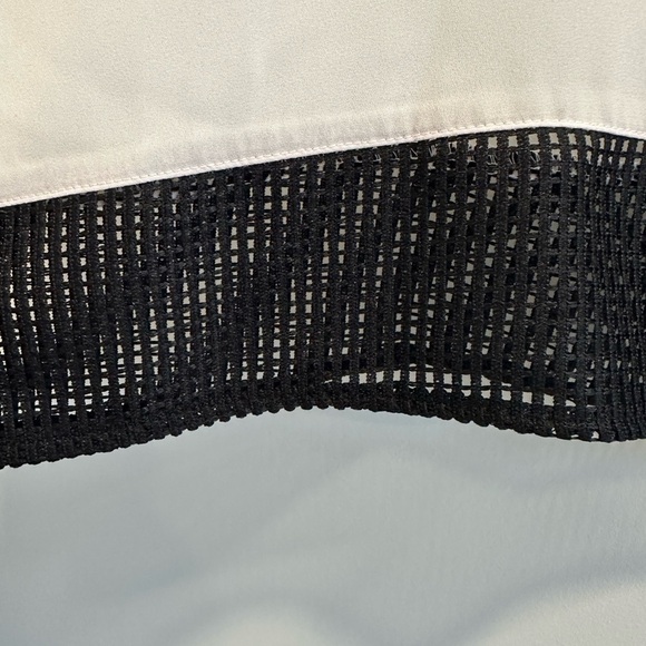 Cable and Gauge black and white flowy sleeveless blouse - Picture 4 of 9